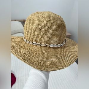Sells straw hat. New condition.